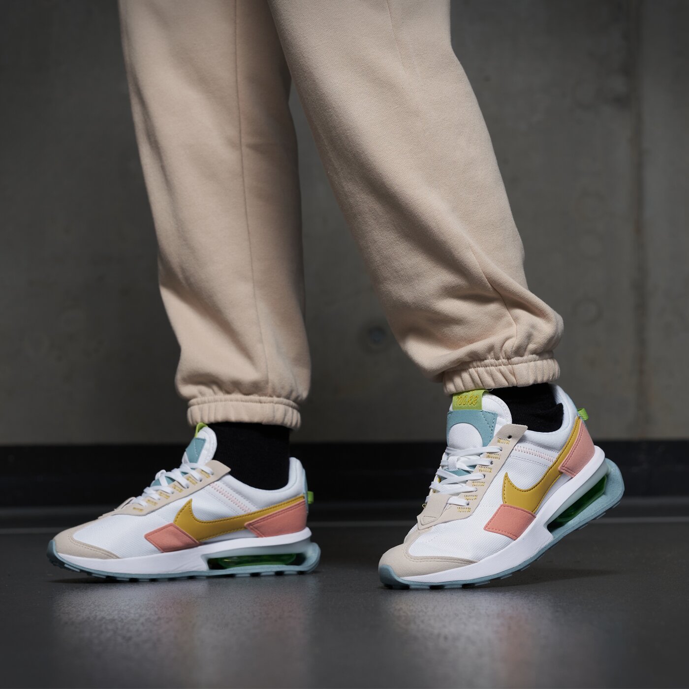 Дамски маратонки WMNS AIR MAX PRE-DAY dv3458-100 цвят многоцветен