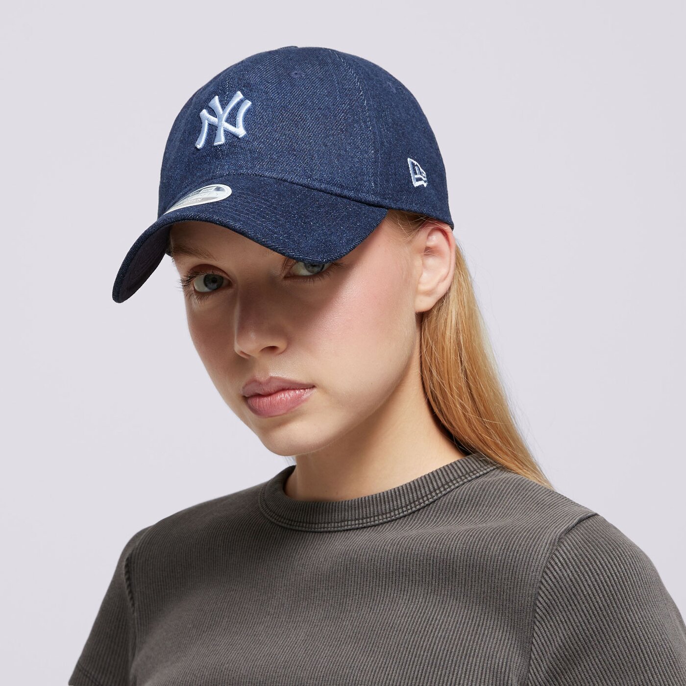 Дамска шапка с козирка NEW ERA ШАПКА WMNS DENIM 920 NYY NEW YORK YANKEES 60667484 цвят тъмносин