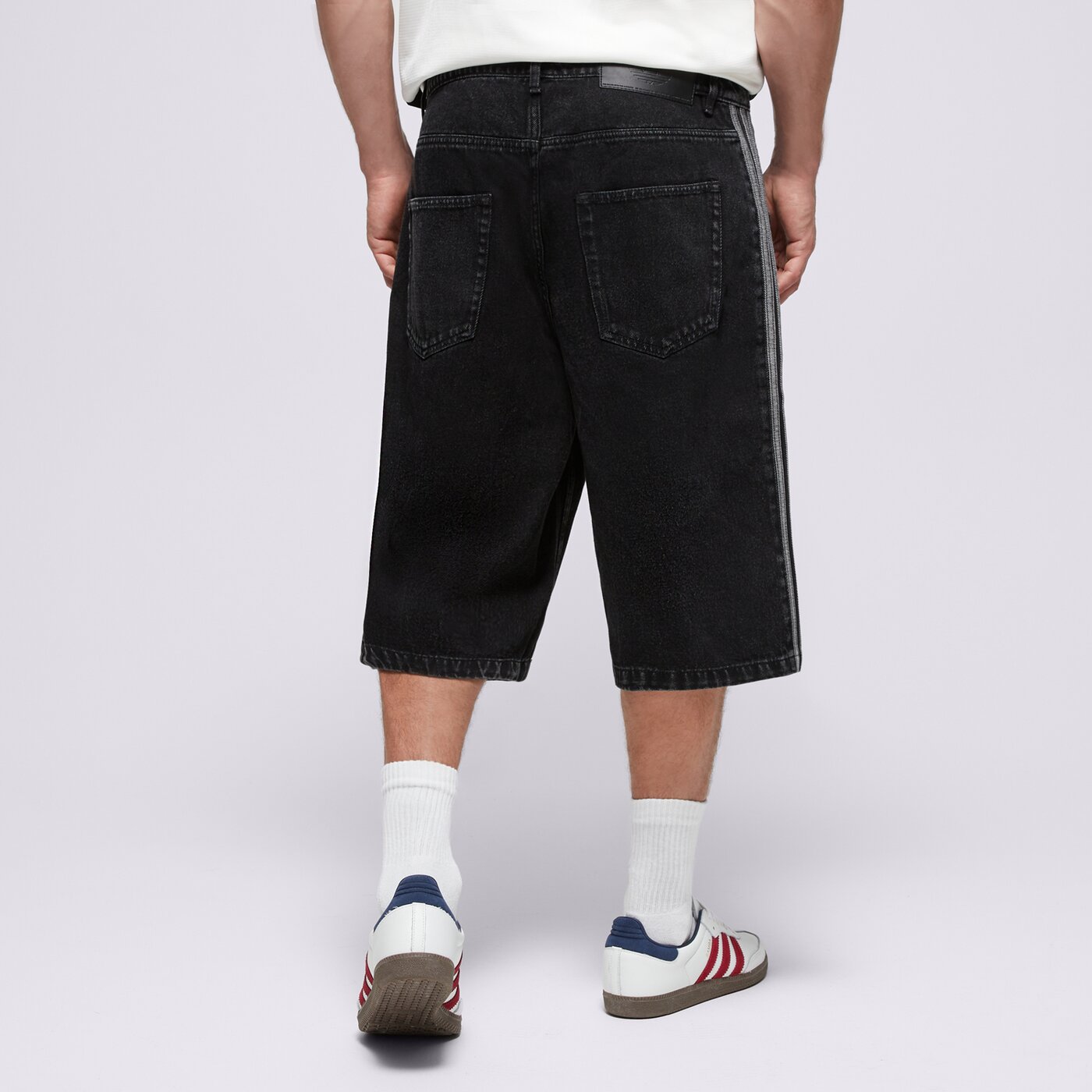 Мъжки къси панталони ADIDAS ШОРТИ ADICOLOR DENIM FIREBIRD SHORTS jc6719 цвят черен