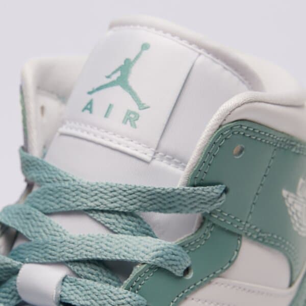 Дамски маратонки WMNS AIR JORDAN 1 MID bq6472-138 цвят бял