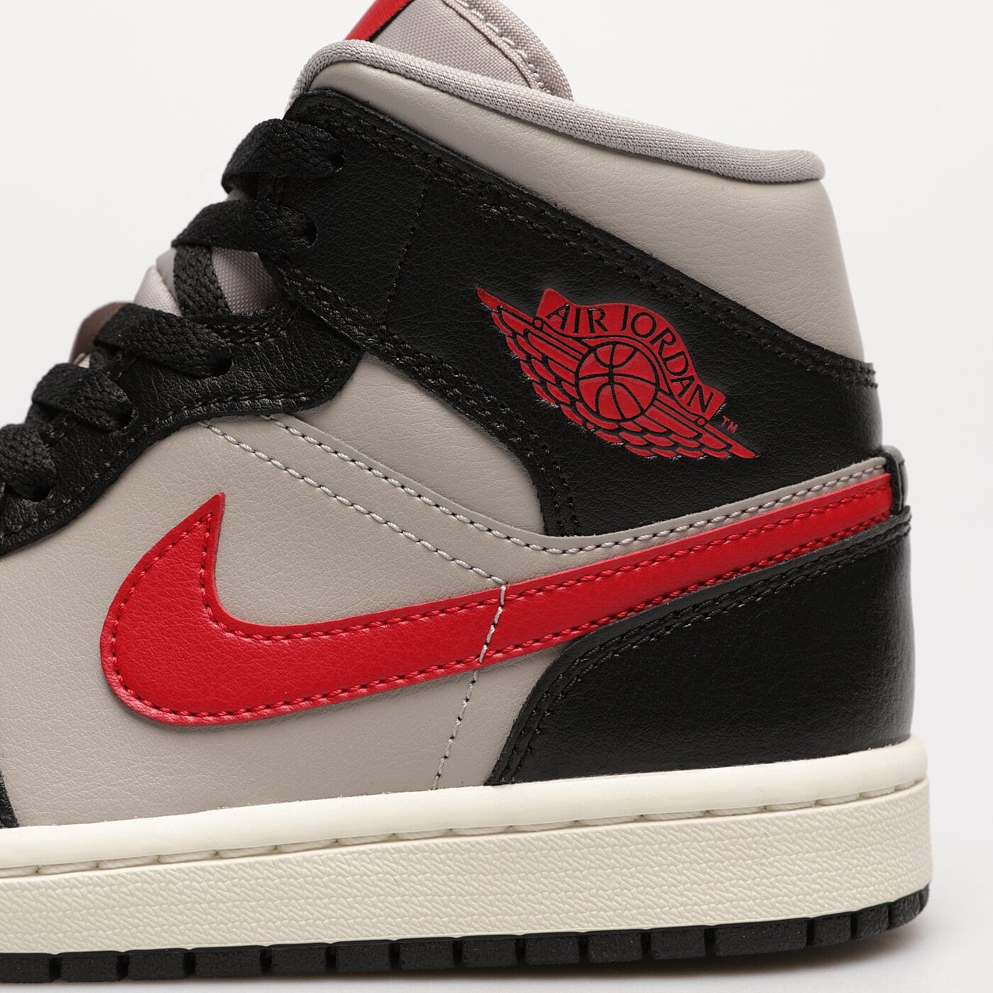 Дамски маратонки WMNS AIR JORDAN 1 MID bq6472-060 цвят сив