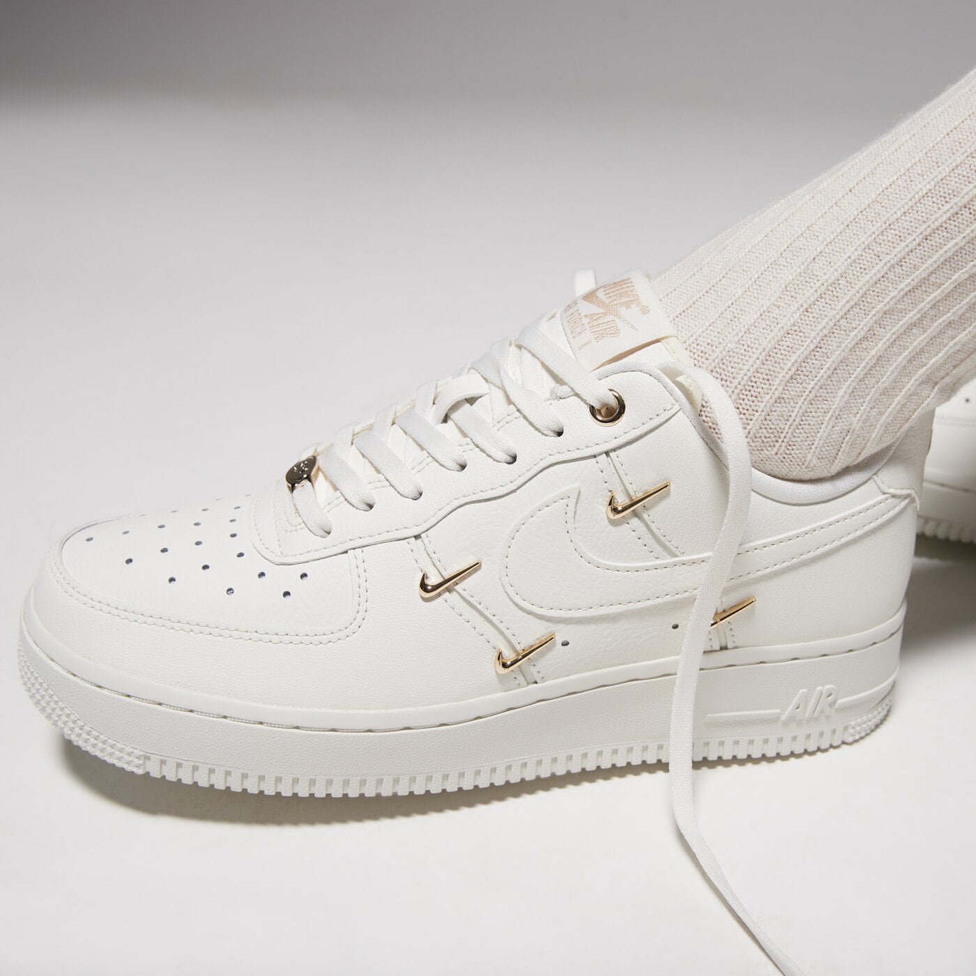 Дамски маратонки NIKE WMNS AIR FORCE 1 '07 LX CN fv3654-111 цвят бежов
