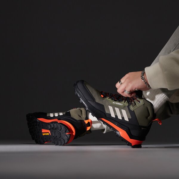 Мъжки зимни обувки ADIDAS TERREX AX4 MID GTX ig8853 цвят сив