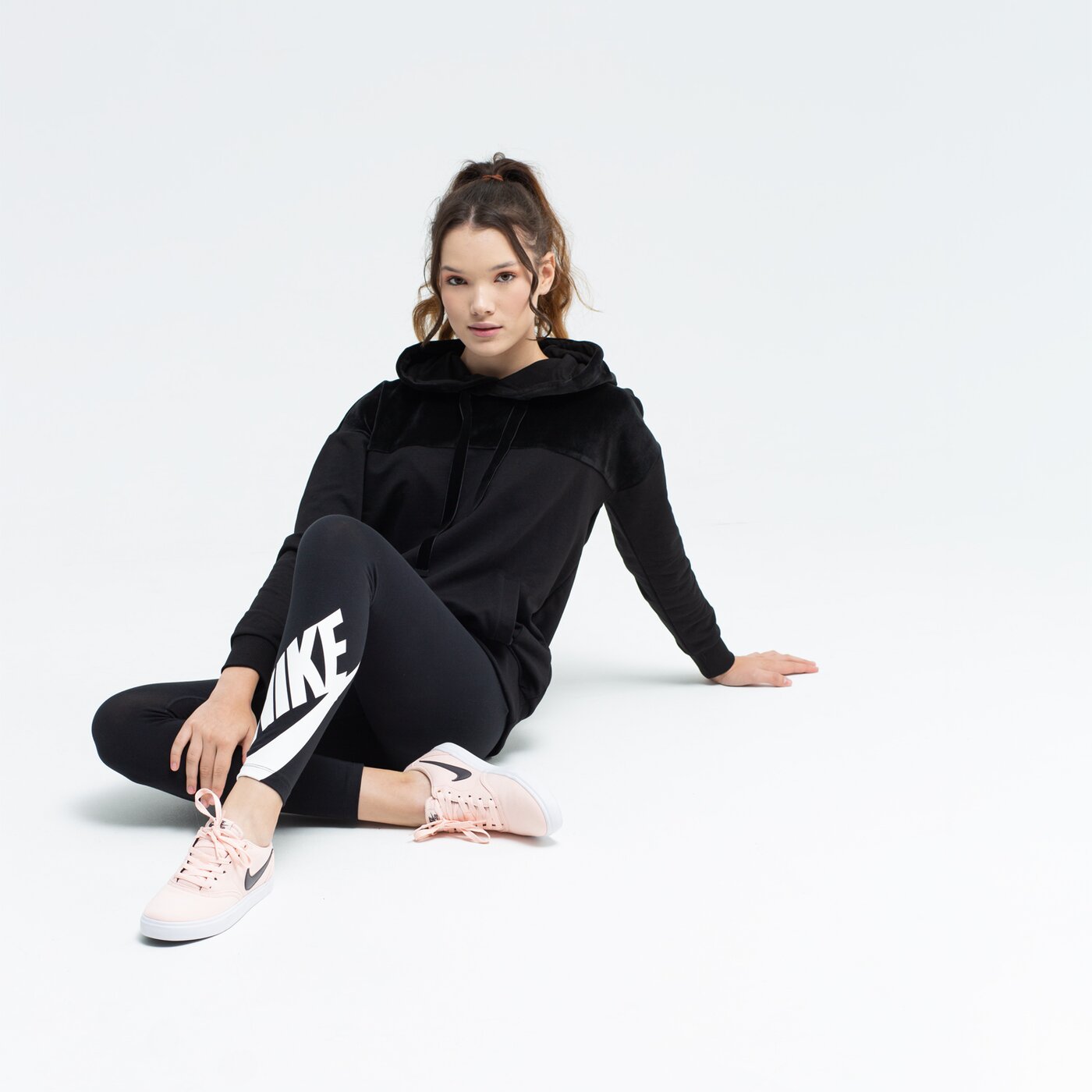 Дамски панталони NIKE КЛИН W NSW LEGASEE 7/8 FUTURA ar3507-010 цвят черен