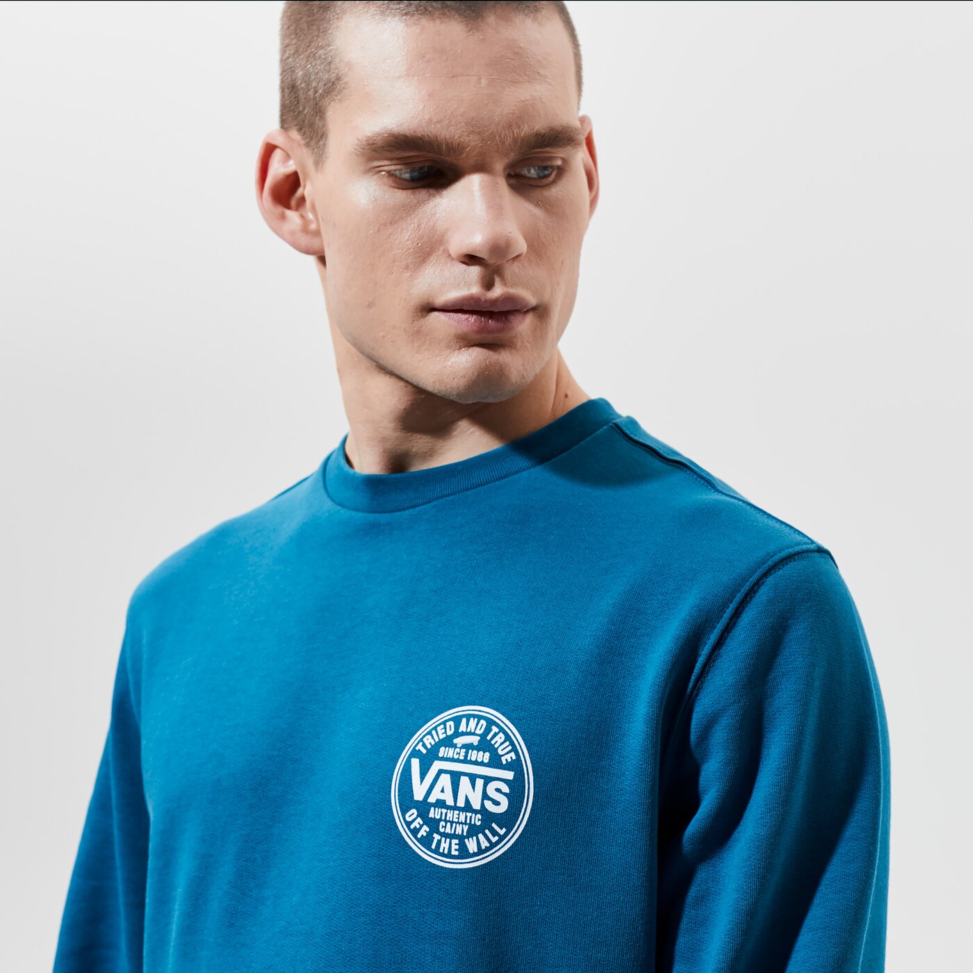 Мъжки суичър VANS СУИТЧЪР MN TRIED AND TRUE CREW MOROCCAN BLUE vn0a54ay1qq1 цвят син
