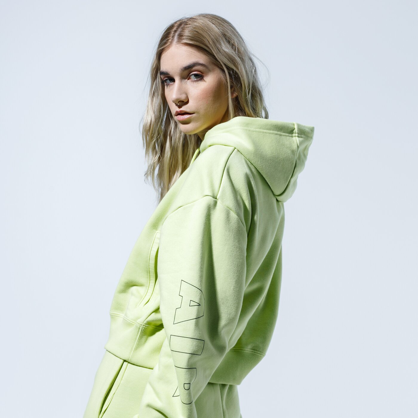 Дамски суичър NIKE СУИТЧЪР С КАЧУЛКА W NSW AIR HOODIE FLC BB cj3082-367 цвят зелен