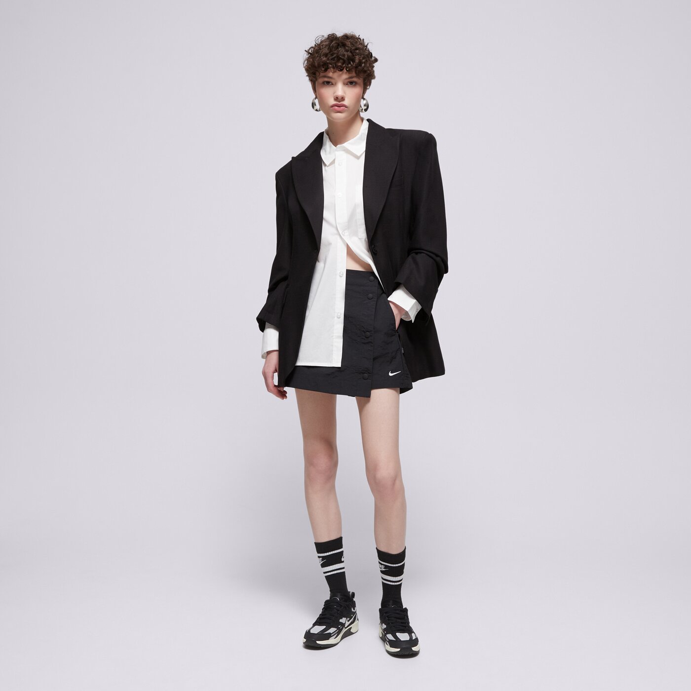 Дамски къси панталони NIKE ШОРТИ W NSW ESSNTL WVN MR 3" SKORT hm6979-010 цвят черен