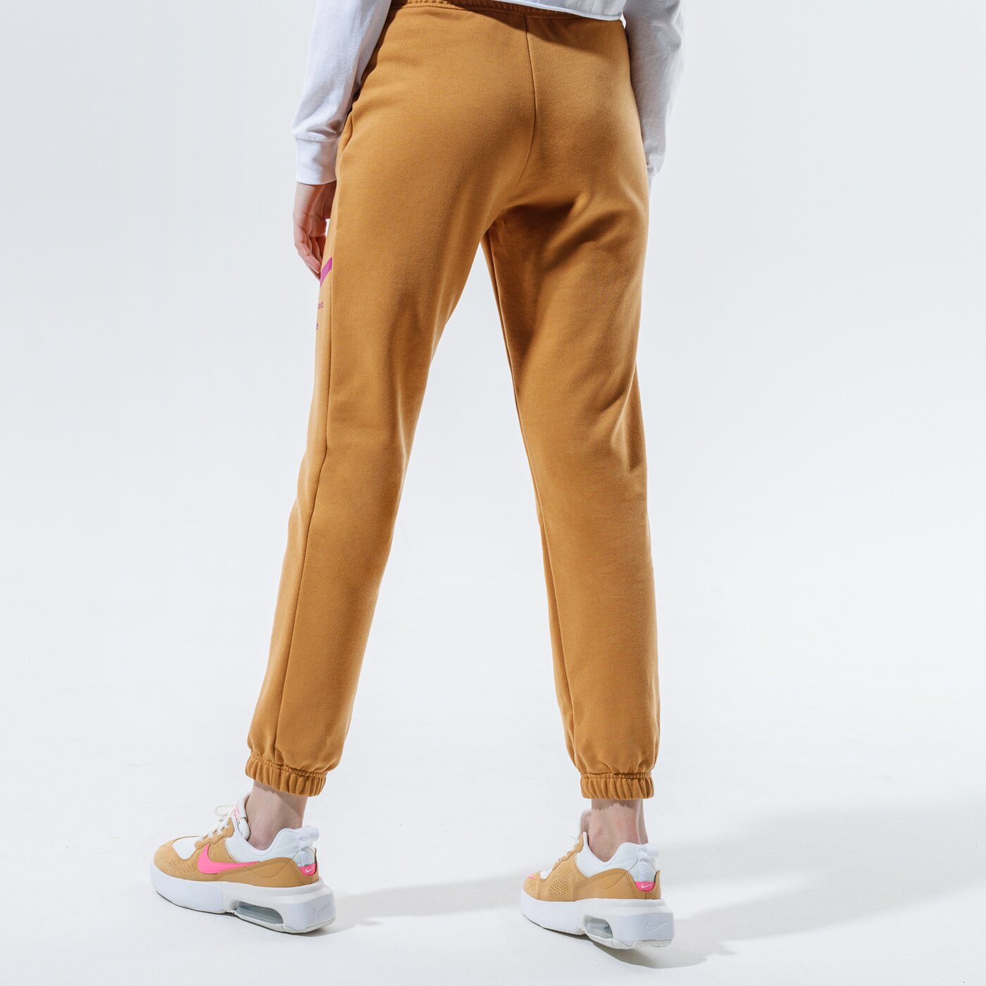 Дамски панталони NIKE ПАНТАЛОНИ SPORTSWEAR SWOOSH cu5631-201 цвят бежов