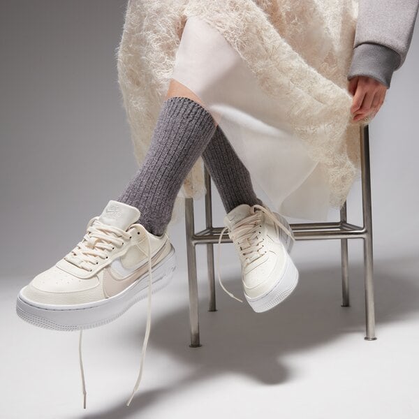 Дамски маратонки NIKE W AF1 PLT.AF.ORM  dj9946-107 цвят бежов