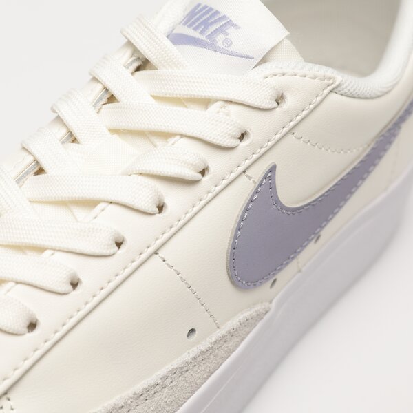 Дамски маратонки NIKE W BLAZER LOW PLATFORM dj0292-110 цвят бял