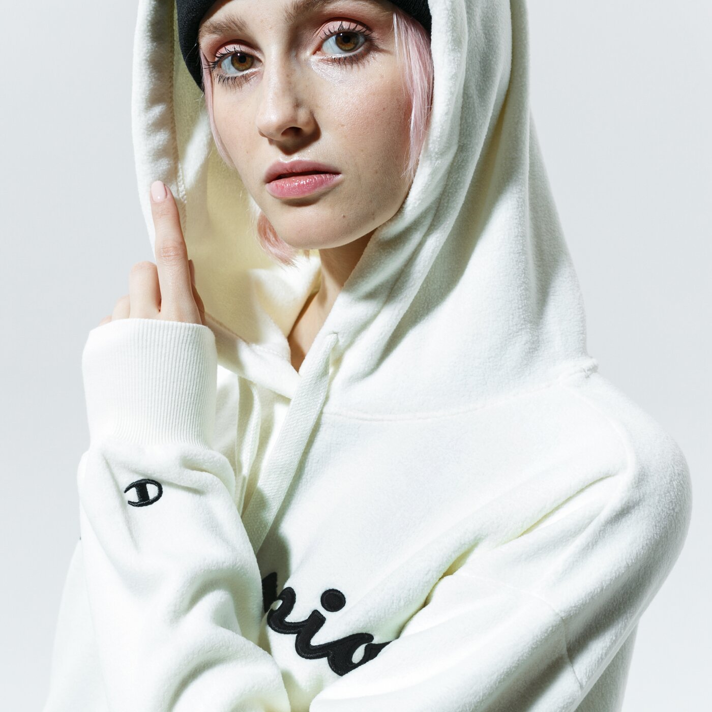 Дамски суичър CHAMPION СУИТЧЪР С КАЧУЛКА HOODED SWEATSHIRT ПОЛАР REGULAR 113457ww005 цвят бежов