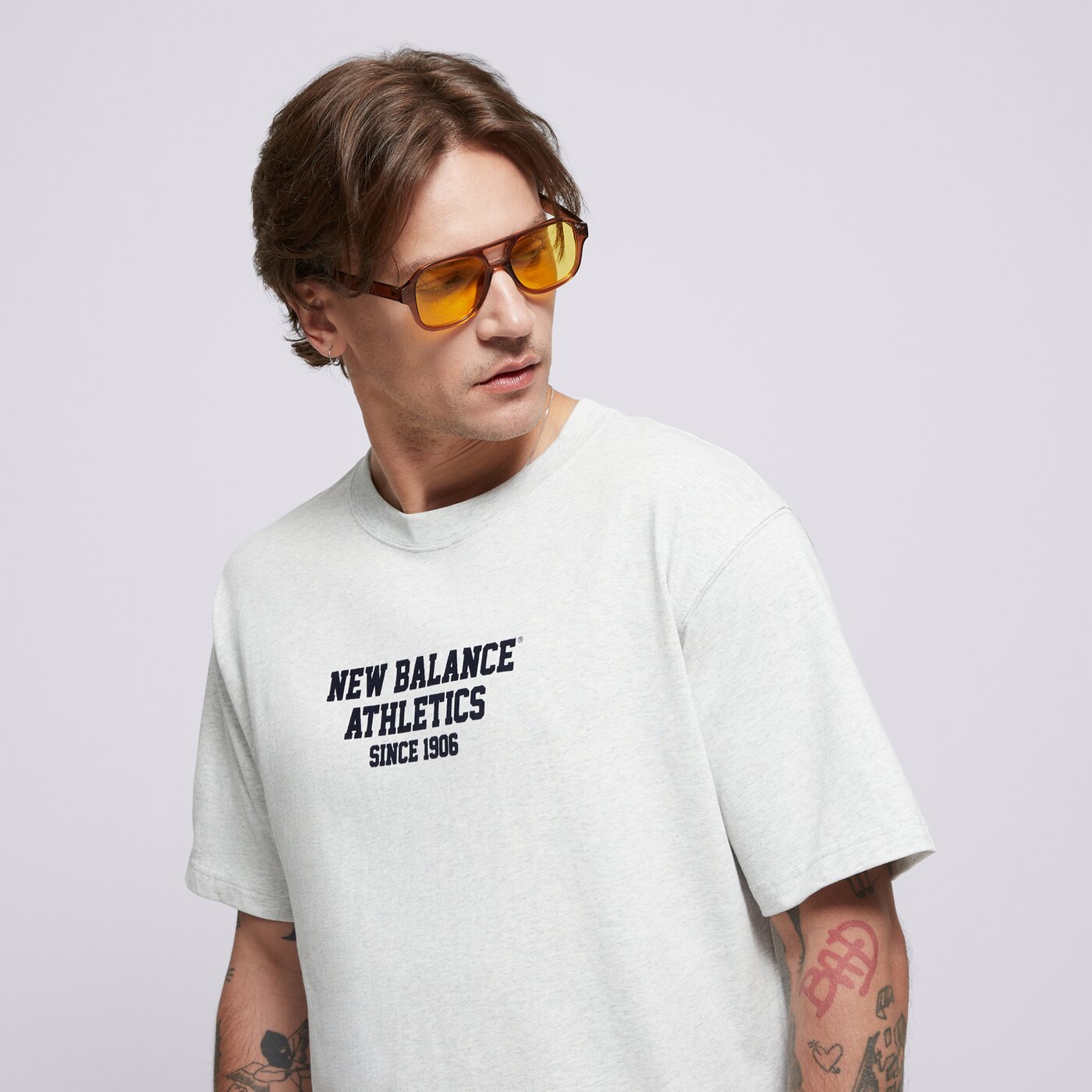 Мъжка тениска NEW BALANCE ТЕНИСКА VARSITY GRAPHIC ТЕНИСКА mt51526ahh цвят сив