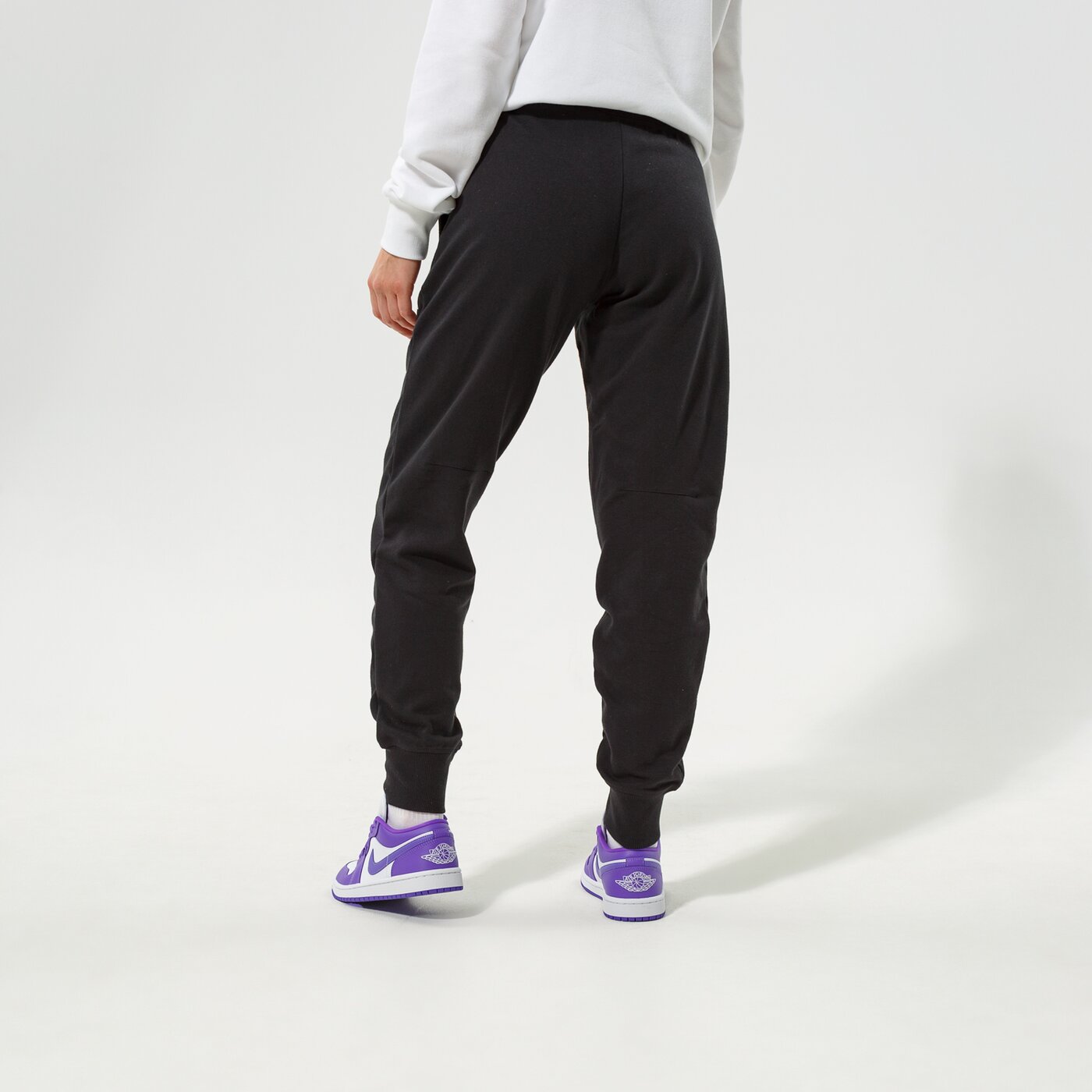 Дамски панталони NEW BALANCE ПАНТАЛОНИ NB ESSENTIALS FRENCH TERRY SWEATPANT wp03530bk цвят черен