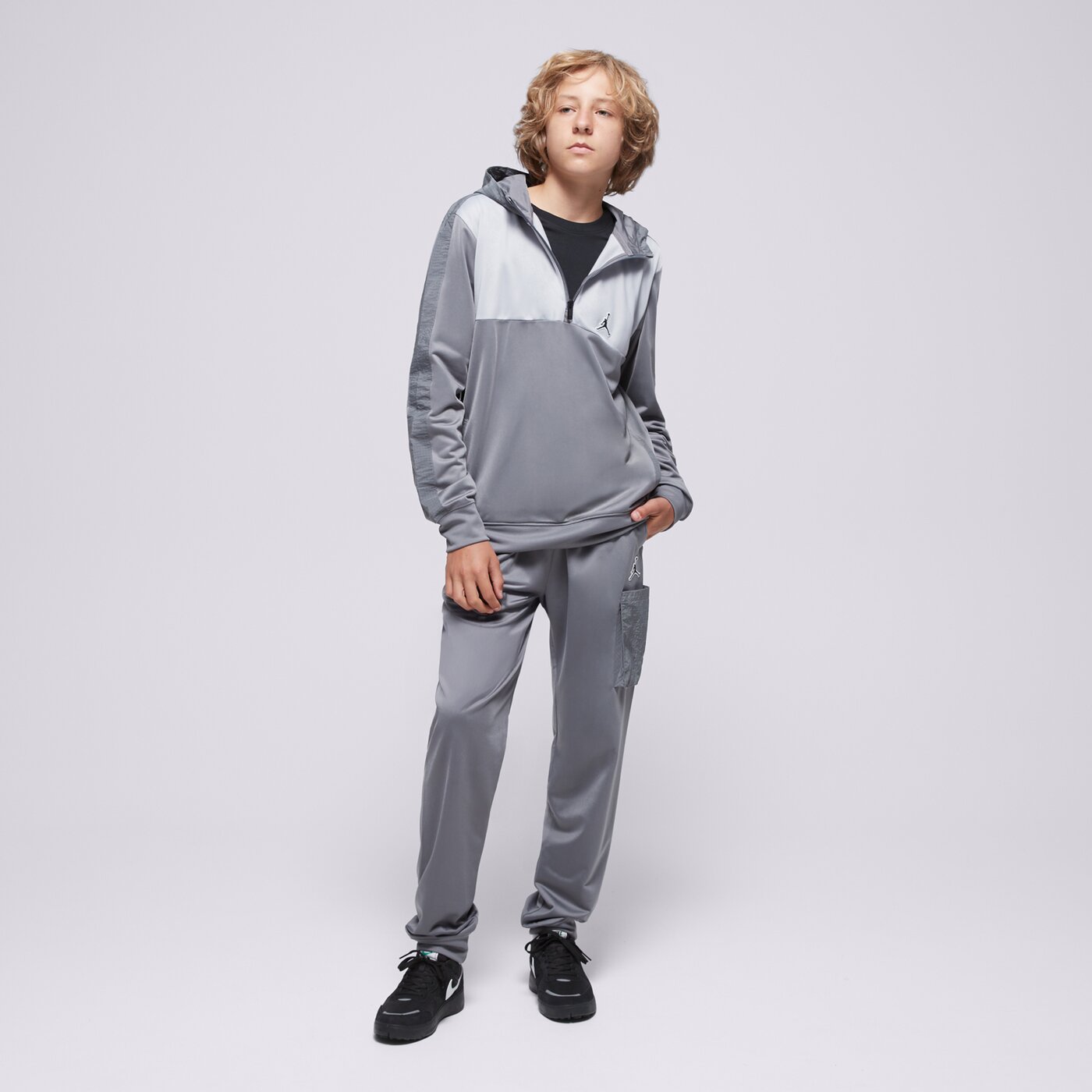 Детска тениска JORDAN КОМПЛЕКТ WVN PNL CRGO OH SUIT GRY/BLK B 95d036-m19 цвят сив