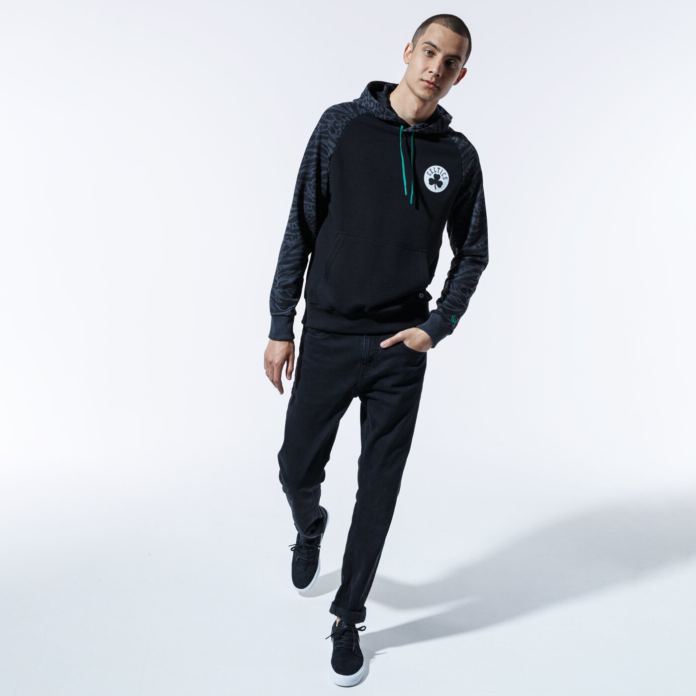 Мъжки суичър NEW ERA СУИТЧЪР С КАЧУЛКА NBA PRINT PANEL HOODY BOSCEL BLK 12369774 цвят черен