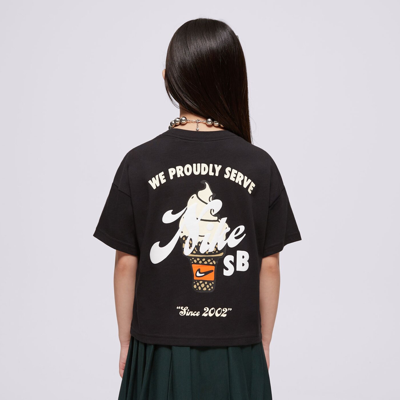 Детска тениска NIKE ТЕНИСКА G NK SB TEE BOXY GIRL hm6312-010 цвят черен