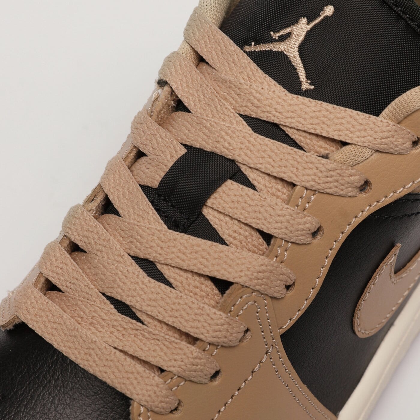 Дамски маратонки AIR JORDAN 1 LOW  dc0774-201 цвят бежов