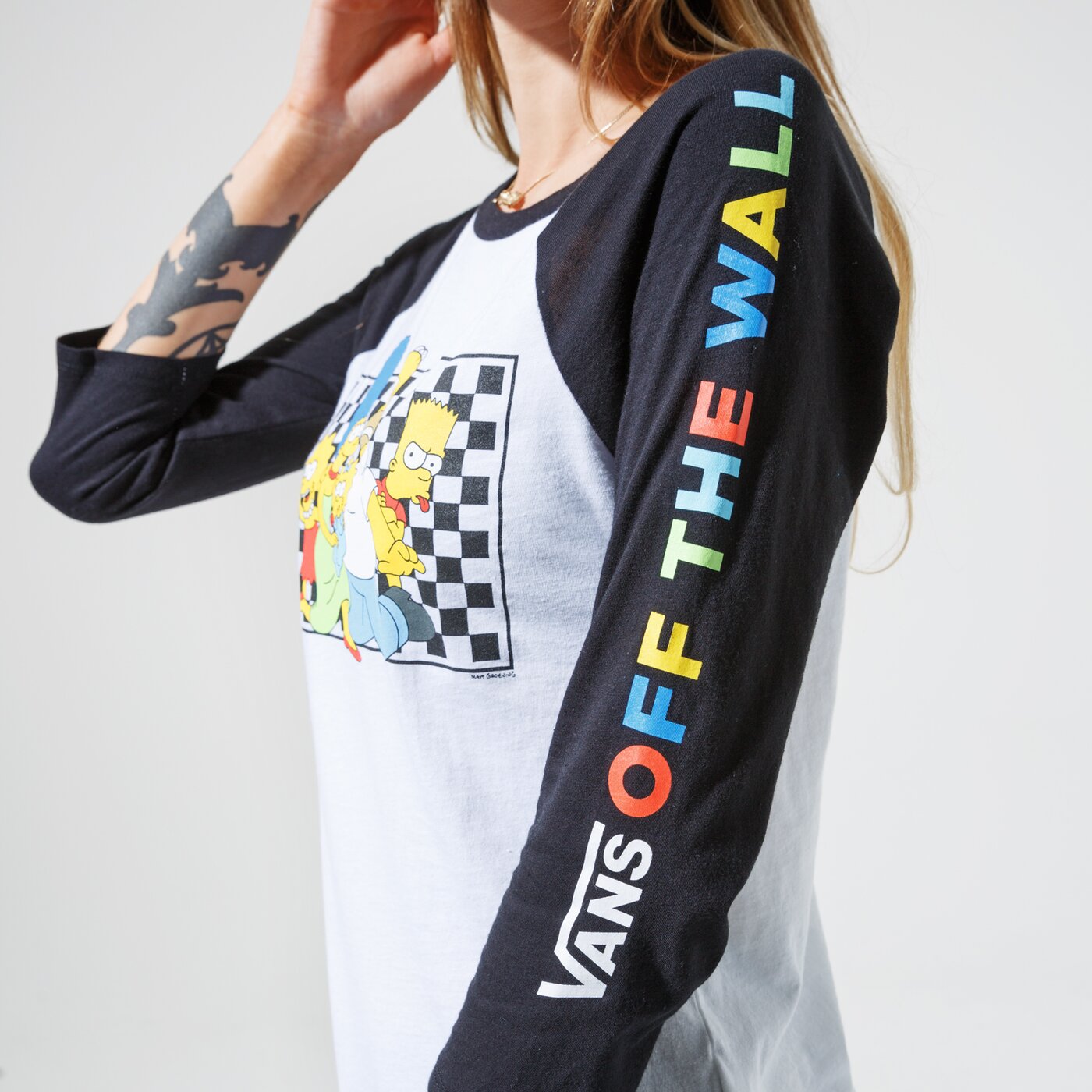 Дамска тениска VANS ТЕНИСКА VANS X THE SIMPSONS FAMILY RAGLAN vn0a4v47zzz цвят бял