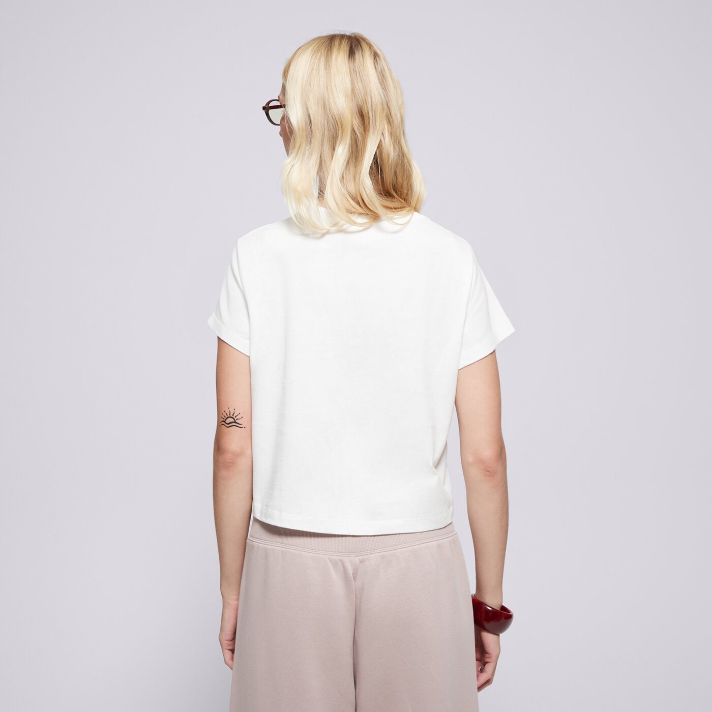 Дамска тениска NIKE ТЕНИСКА W NSW CLUB SS TEE HBR MD hv5002-100 цвят бял