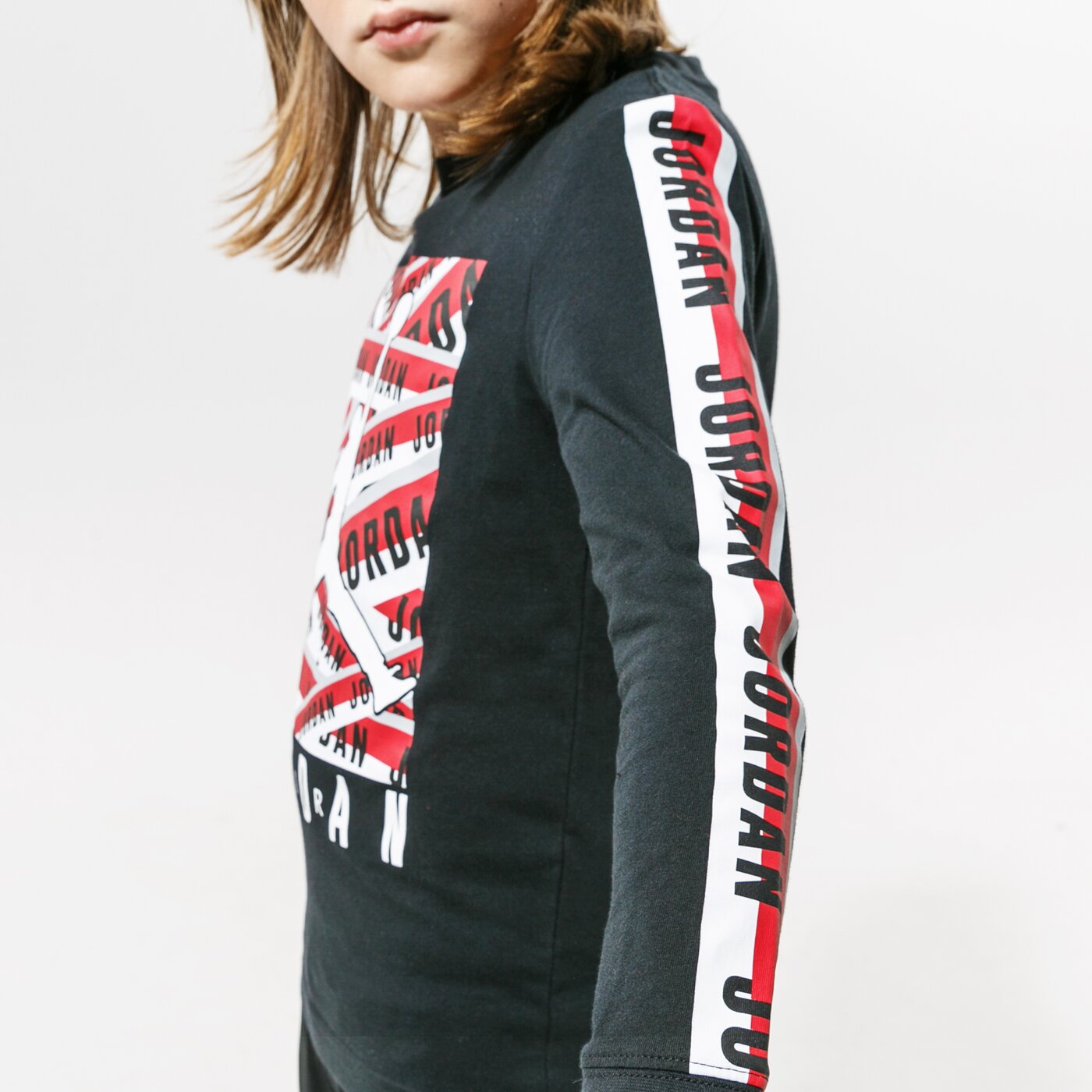 Детска тениска JORDAN ТЕНИСКА TAPED UP L/S TEE 95a074-023 цвят черен
