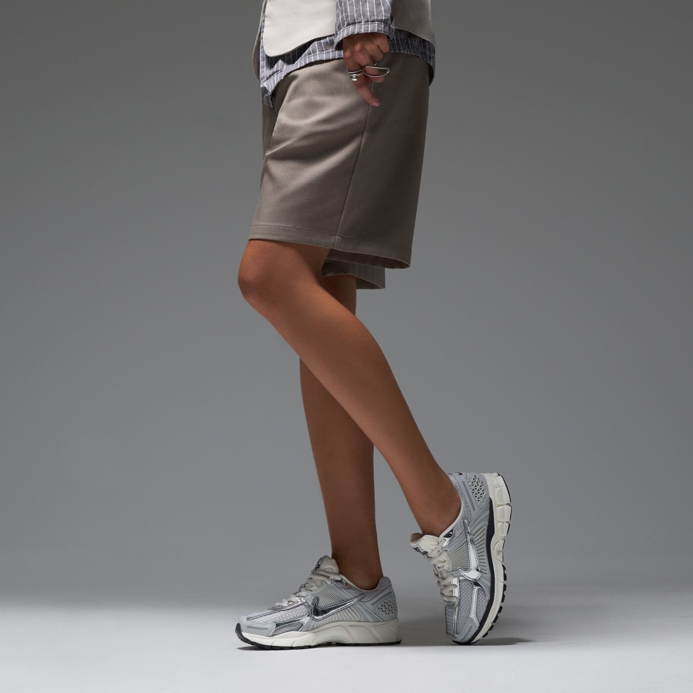 Дамски маратонки NIKE W ZOOM VOMERO 5 NA fd0884-025 цвят сив