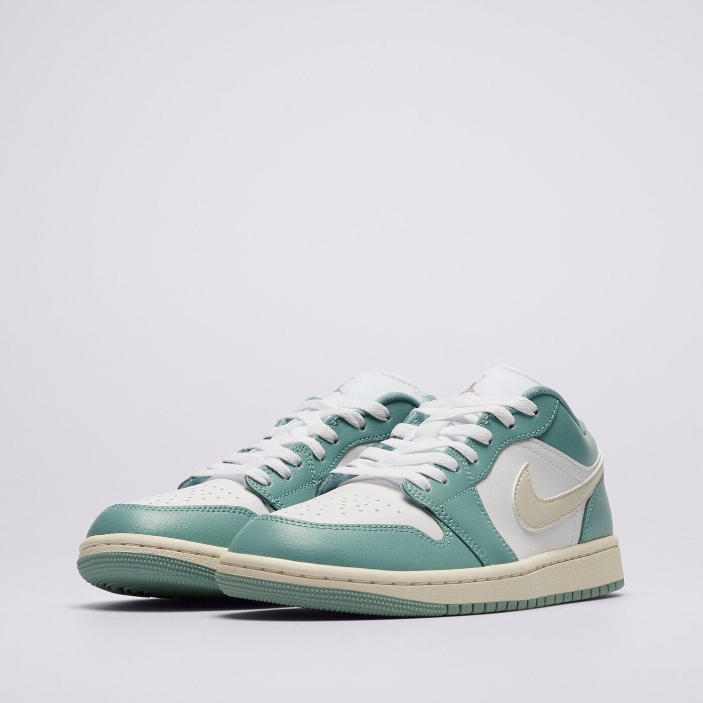 Дамски маратонки WMNS AIR JORDAN 1 LOW dc0774-138 цвят бял