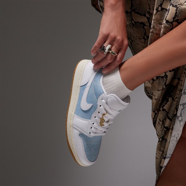 Дамски маратонки WMNS AIR JORDAN 1 LOW SE  hq2004-400 цвят бял