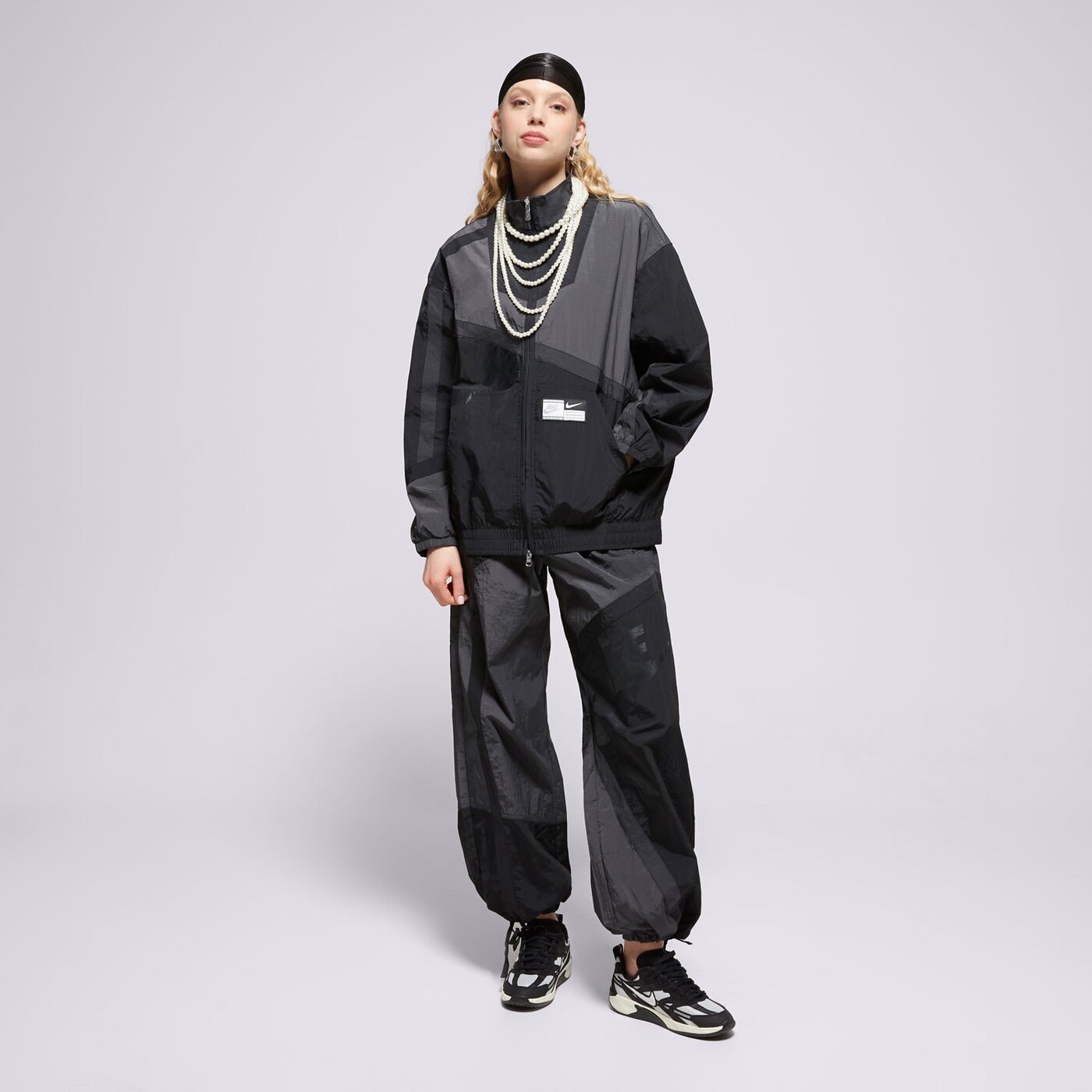 Дамско преходно яке NIKE ЯКЕ W NSW STREET WVN JKT hj0176-060 цвят черен