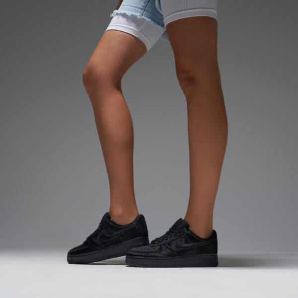 Дамски маратонки NIKE WMNS AIR FORCE 1 '07 PONY HAIR ii7398-001 цвят черен