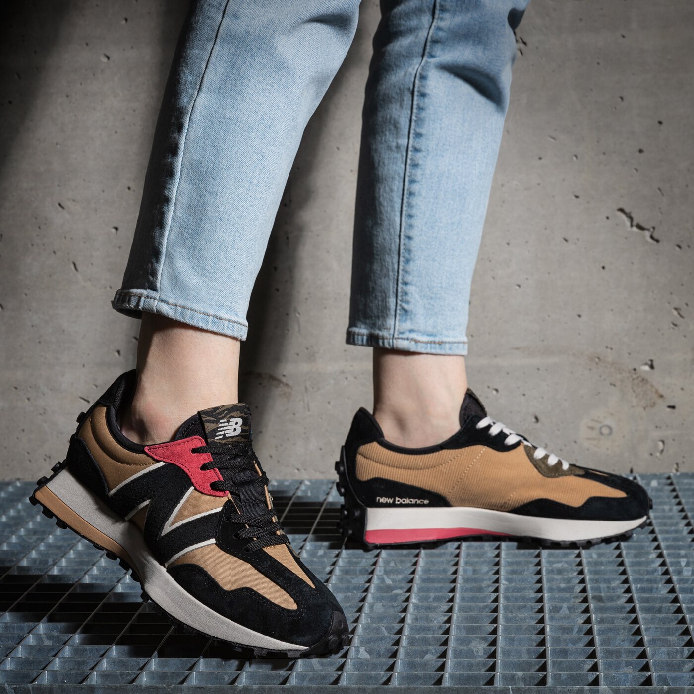 Дамски маратонки NEW BALANCE 327  u327cnp цвят черен