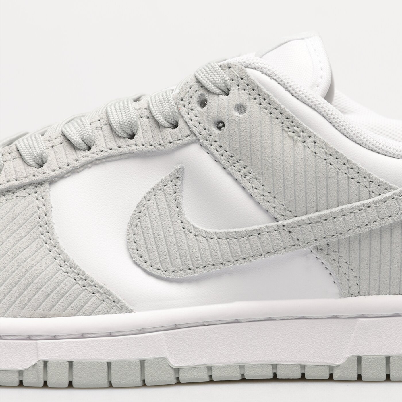 Дамски маратонки NIKE DUNK LOW fn7658-100 цвят сребърен