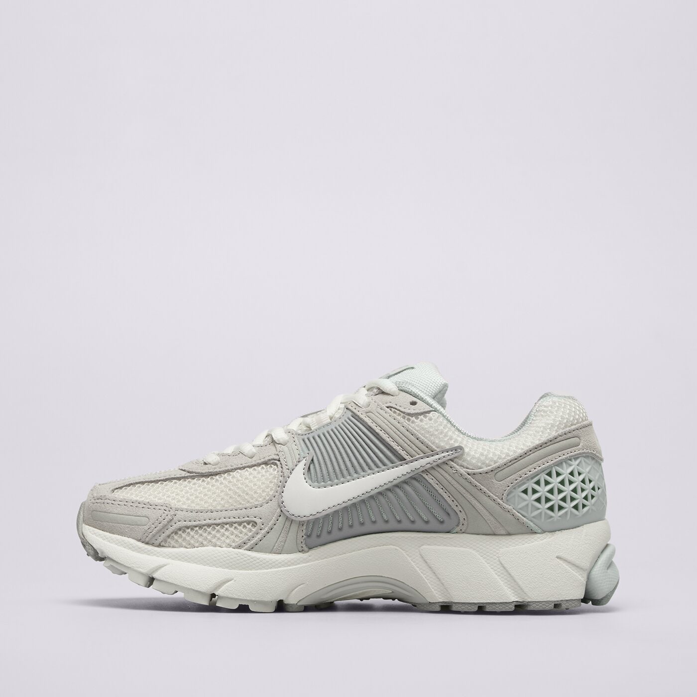 Дамски маратонки NIKE W ZOOM VOMERO 5 hq0458-001 цвят сив