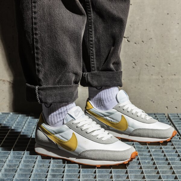 Дамски маратонки NIKE DAYBREAK ck2351-109 цвят бял