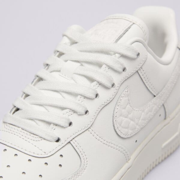 Дамски маратонки NIKE W AIR FORCE 1 '07 LO NJ im6485-121 цвят бежов