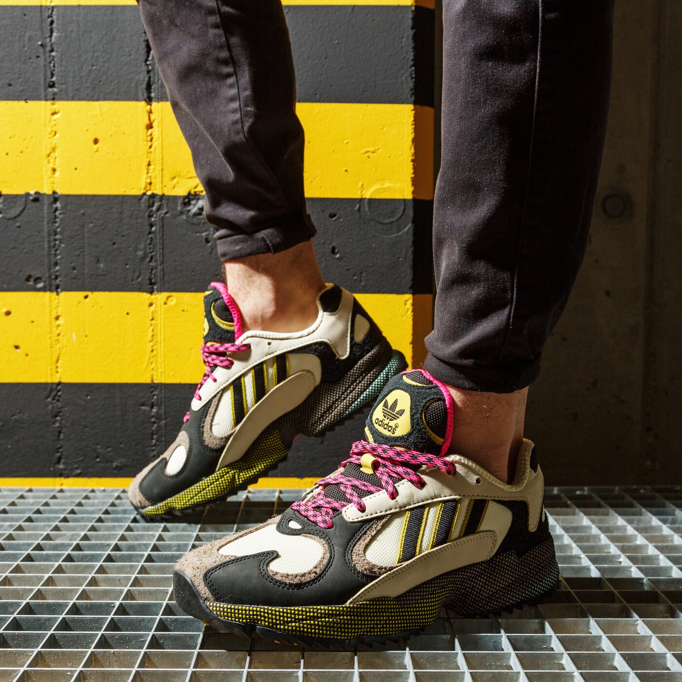 Мъжки маратонки ADIDAS YUNG-1 ef5338 цвят бежов