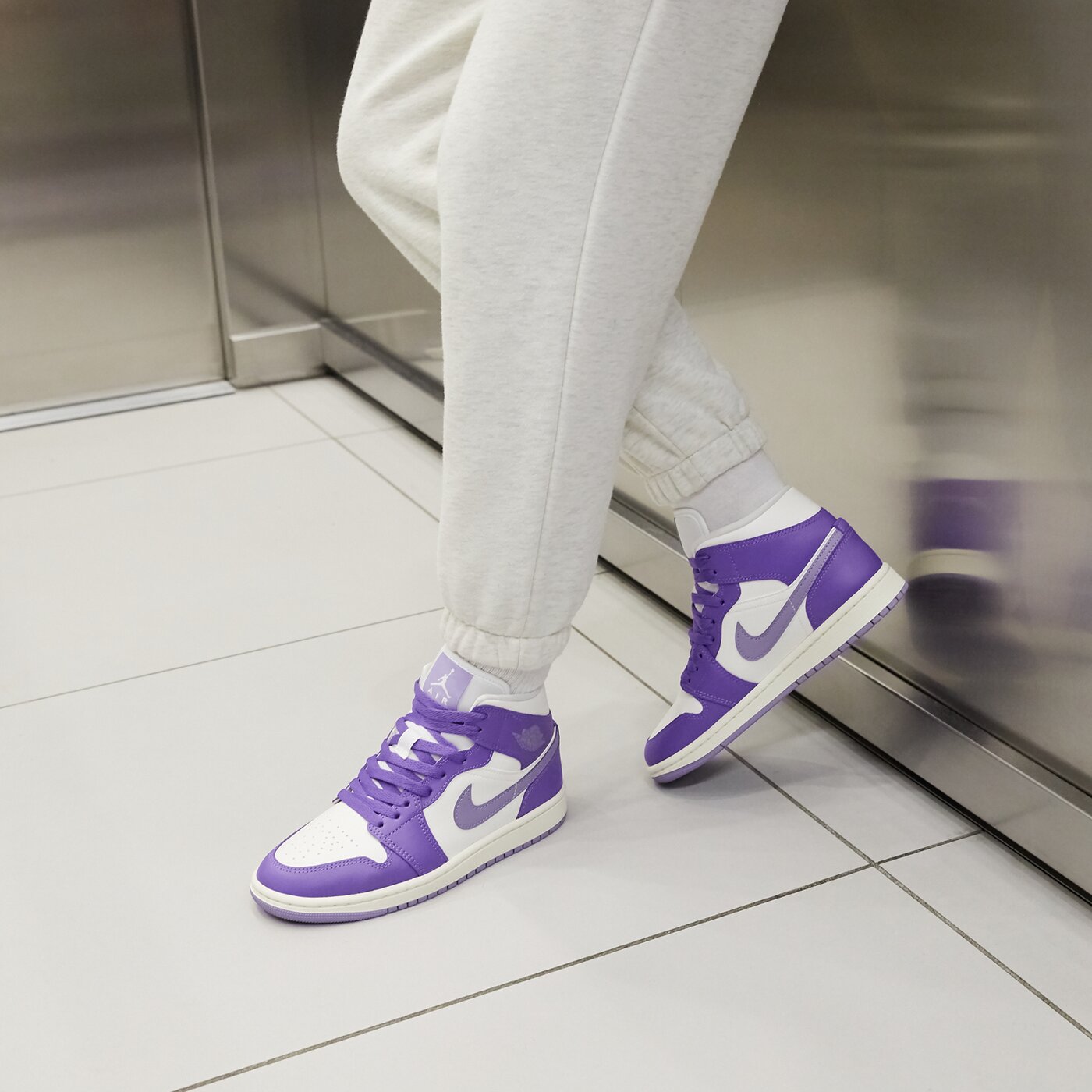 Дамски маратонки WMNS AIR JORDAN 1 MID bq6472-504 цвят виолетов