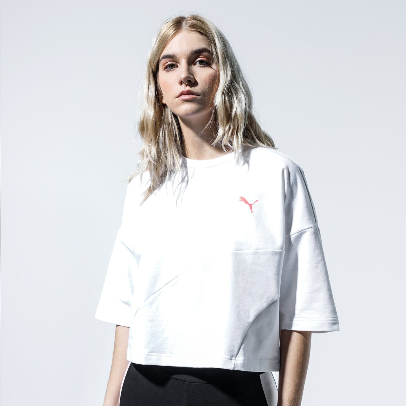 Дамска тениска PUMA ТЕНИСКА EVIDE FORM STRIPE CROP TEE 59629802 цвят бял