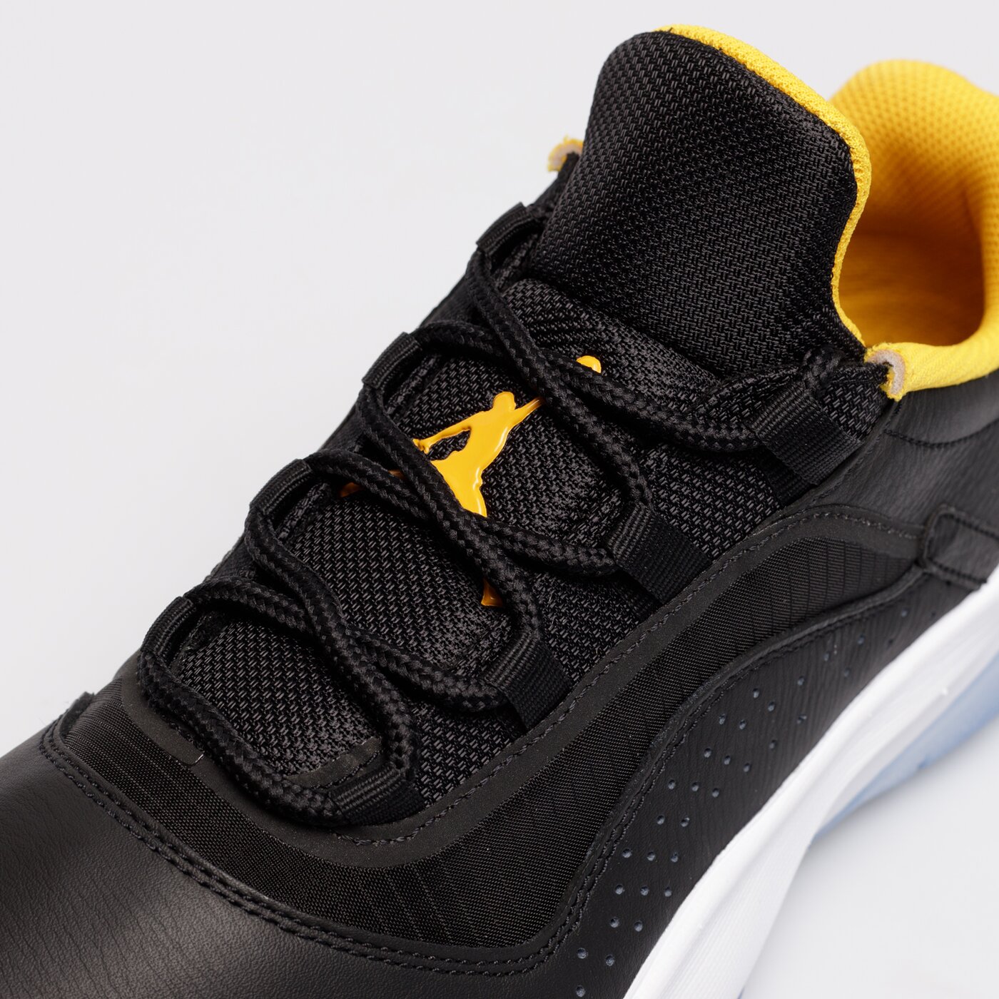 Мъжки маратонки AIR JORDAN 11 CMFT LOW  cw0784-071 цвят черен