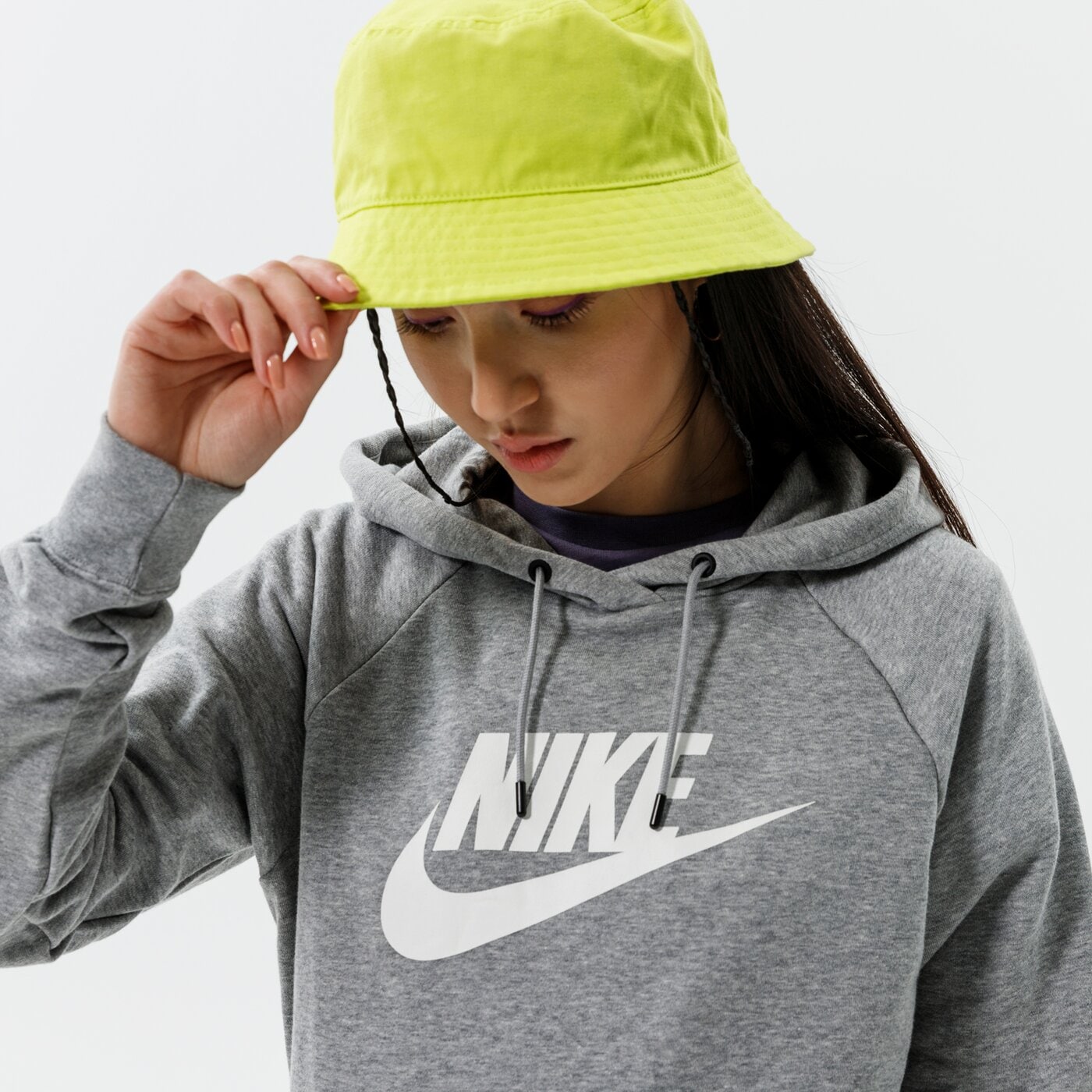Дамски суичър NIKE СУИТЧЪР С КАЧУЛКА SPORTSWEAR ESSENTIAL bv4126-063 цвят сив