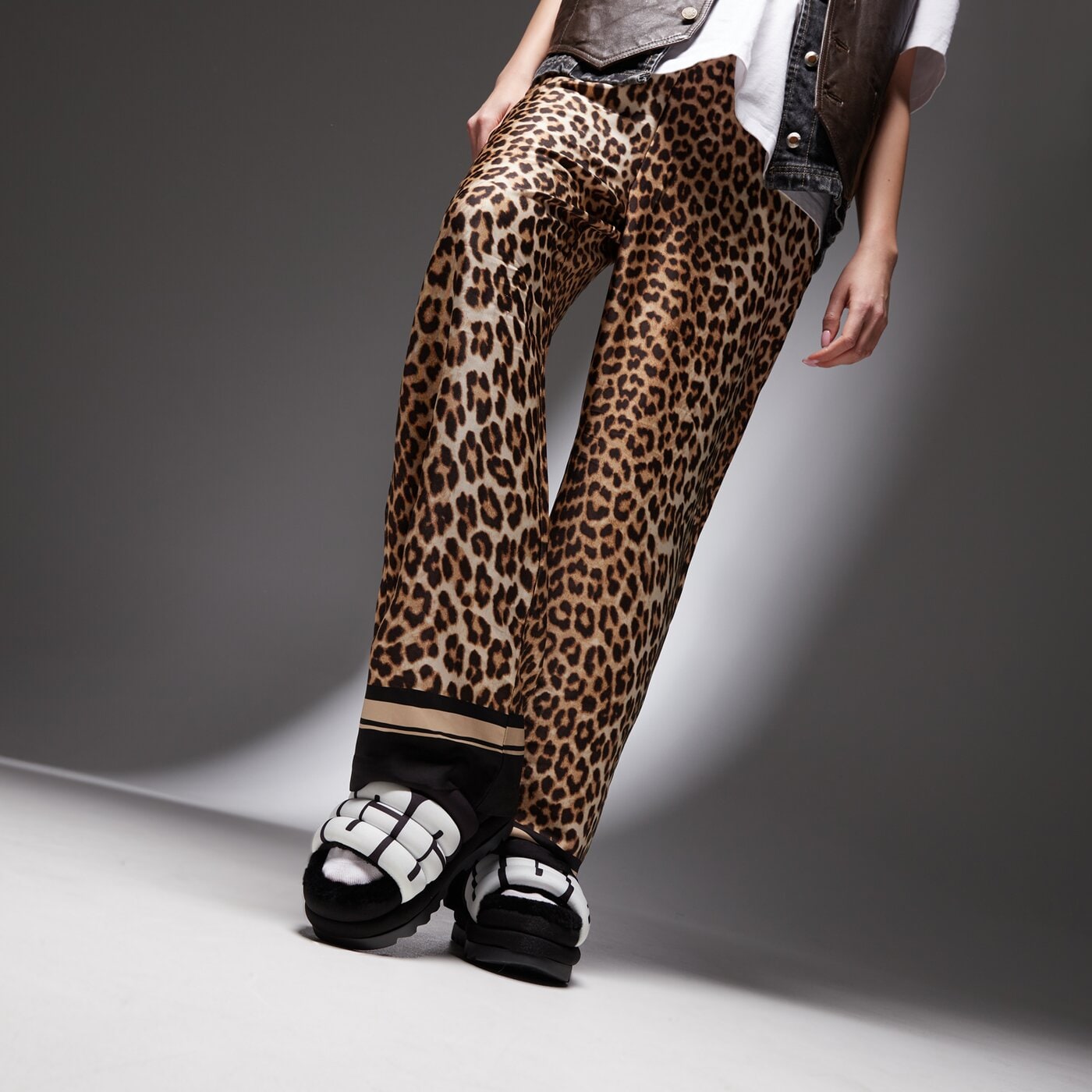 Дамски чехли и сандали UGG MAXI SLIDE LOGO 1127067-black цвят черен