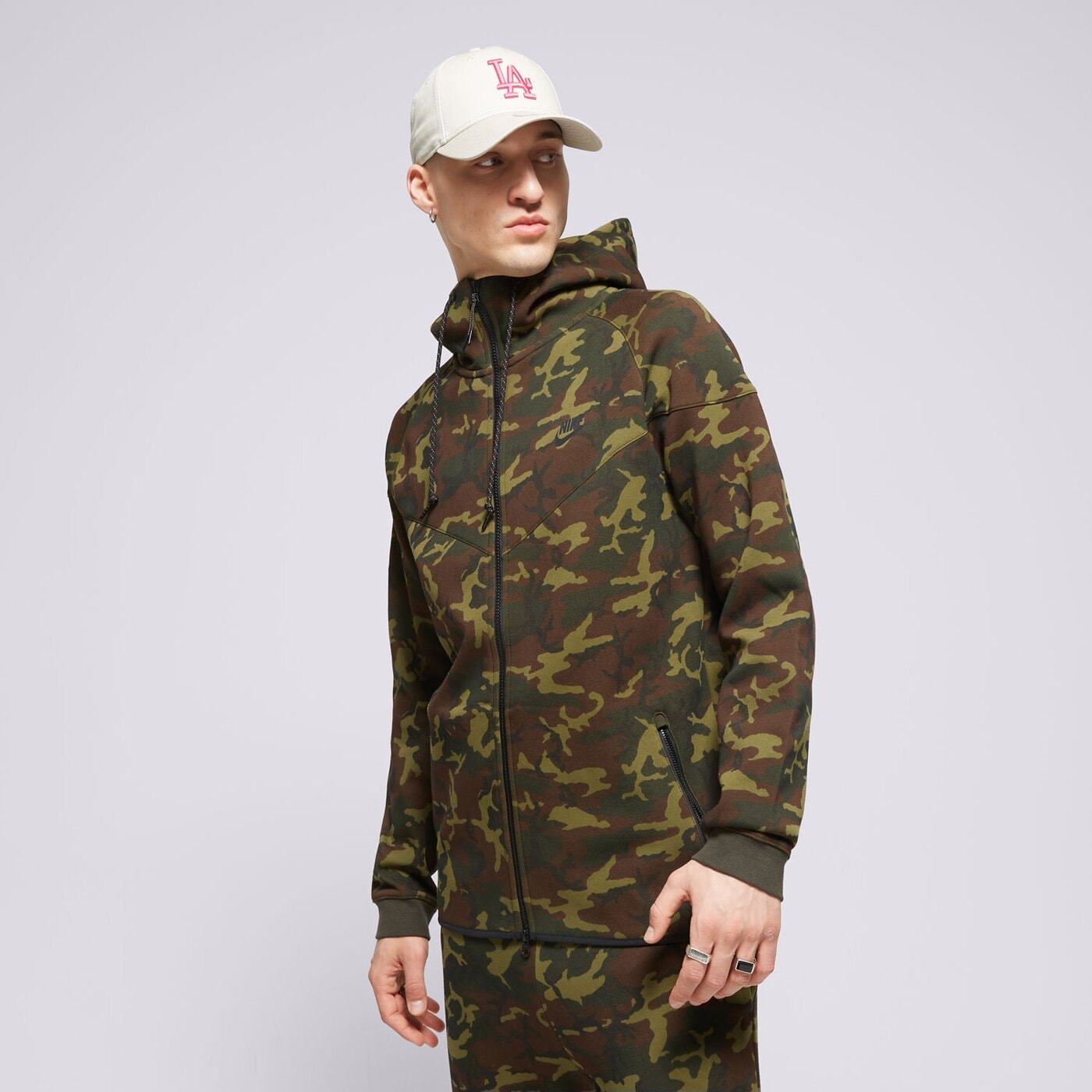 Мъжки суичър NIKE СУИТЧЪР С КАЧУЛКА M NSW TCH FLC WR OGCAMO fn3929-355 цвят черен