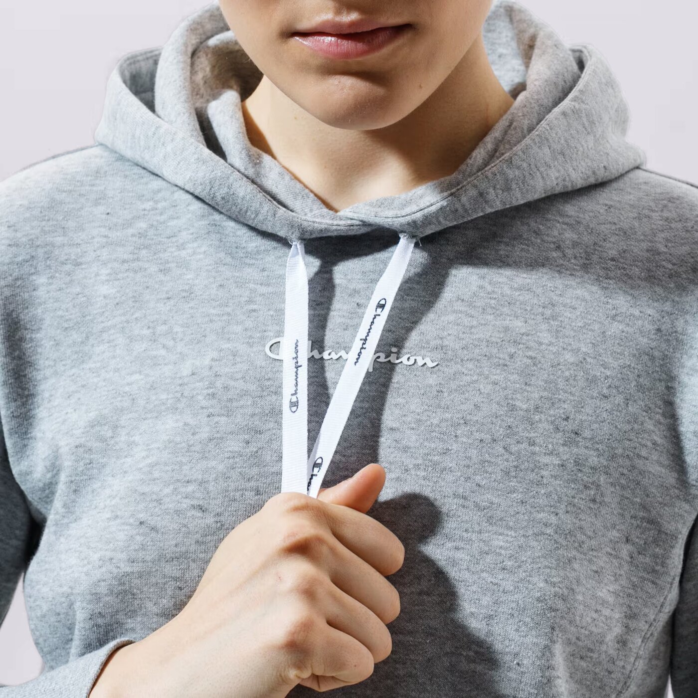 Дамски суичър CHAMPION СУИТЧЪР С КАЧУЛКА HOODED SWEATSHIRT 112586em029 цвят сив