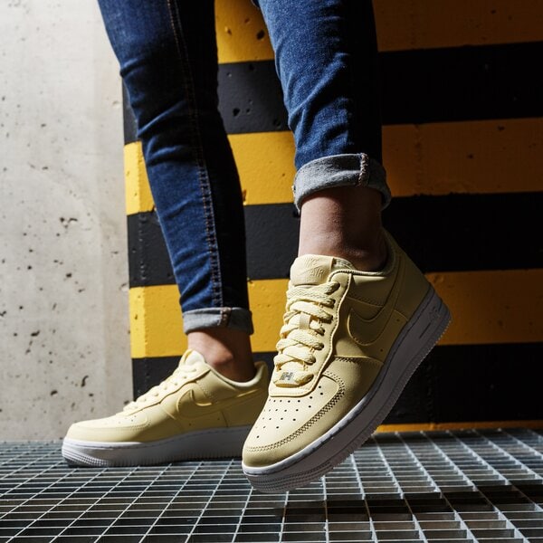 Дамски маратонки NIKE WMNS AIR FORCE 1 '07 ESS ao2132-701 цвят жълт
