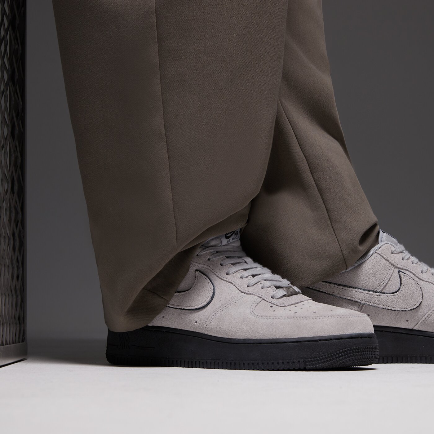 Мъжки маратонки NIKE AIR FORCE 1 '07 LV8 hq1966-001 цвят сив