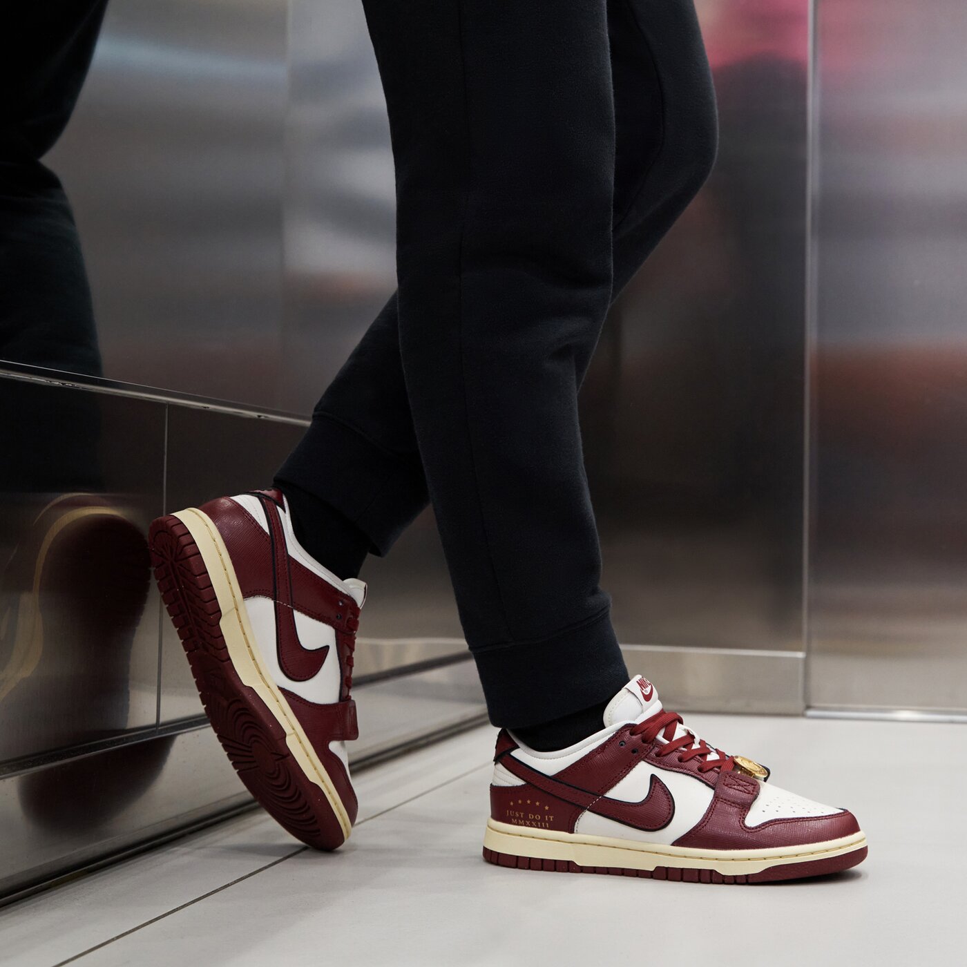 Дамски маратонки NIKE W DUNK LOW SE dv1160-101 цвят бордо