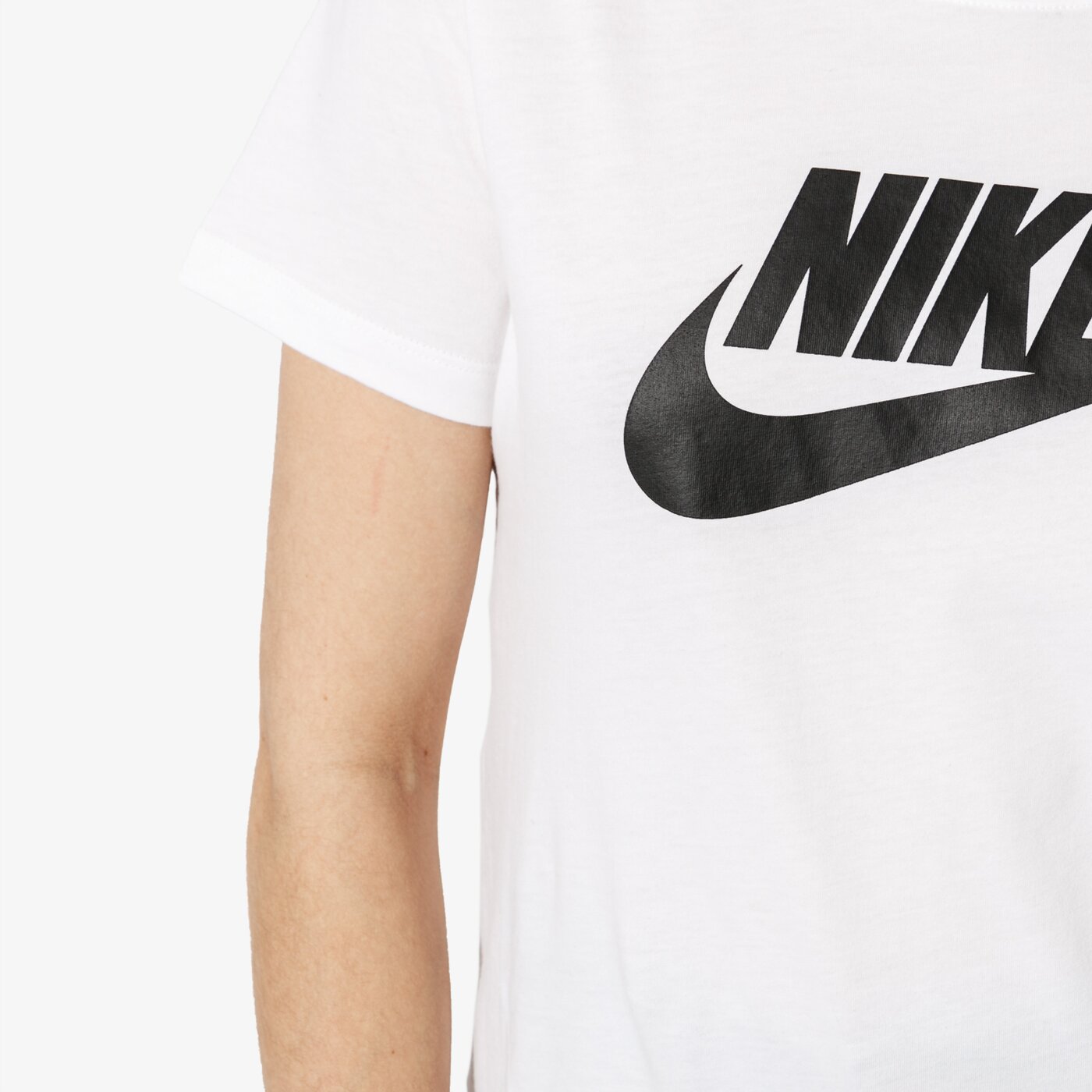 Дамска тениска NIKE ТЕНИСКА SPORTSWEAR ESSENTIAL SPORTSWEAR bv6169-100 цвят бял