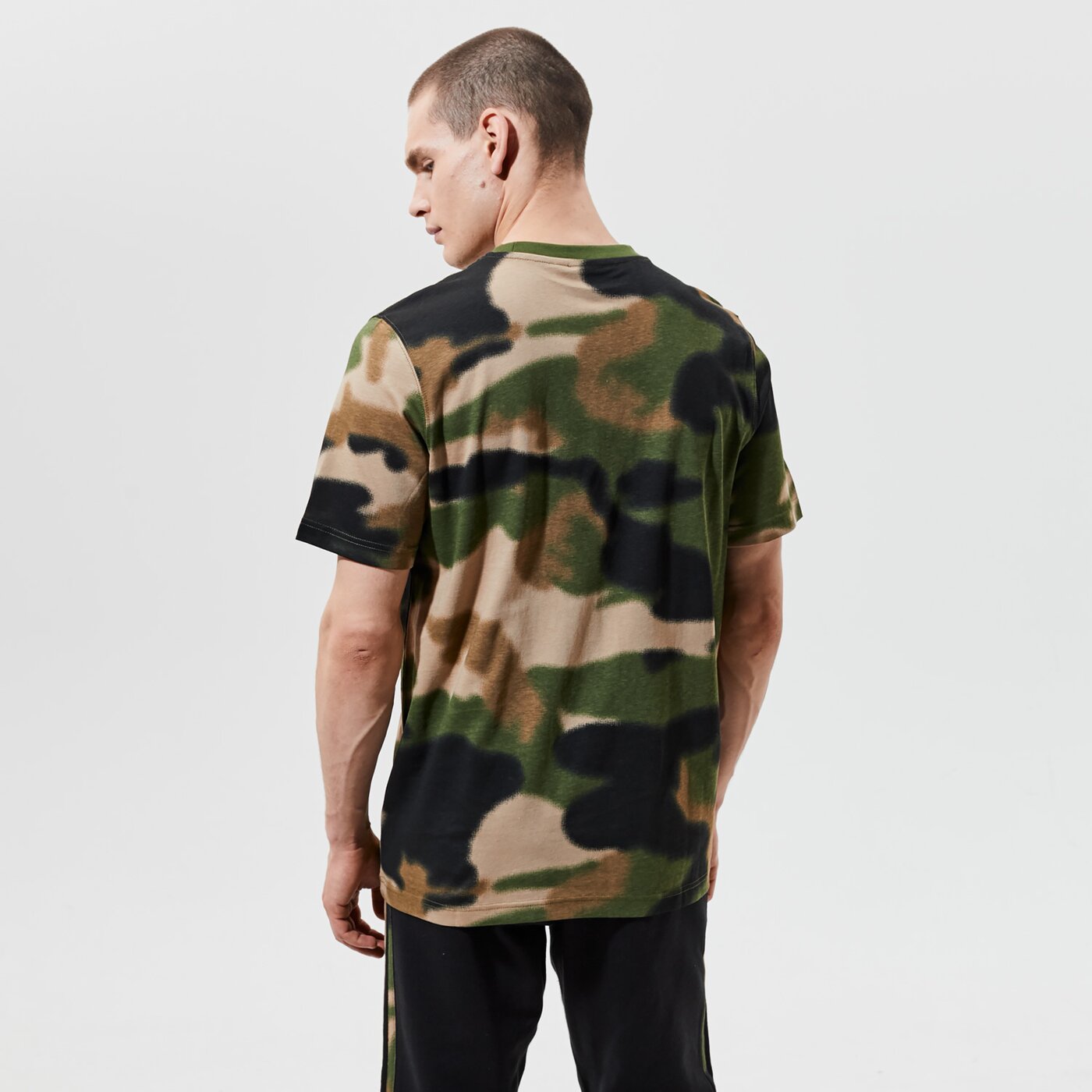 Мъжка тениска ADIDAS ТЕНИСКА CAMO AOP TONGUE gn1863 цвят каки