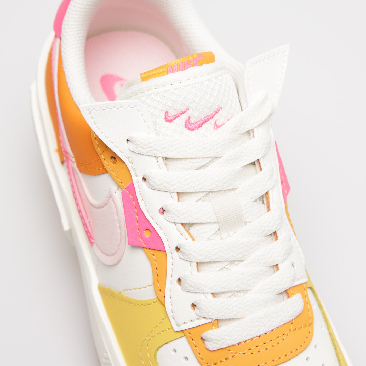 Дамски маратонки NIKE AIR FORCE 1 FONTANKA  dx2675-100 цвят многоцветен