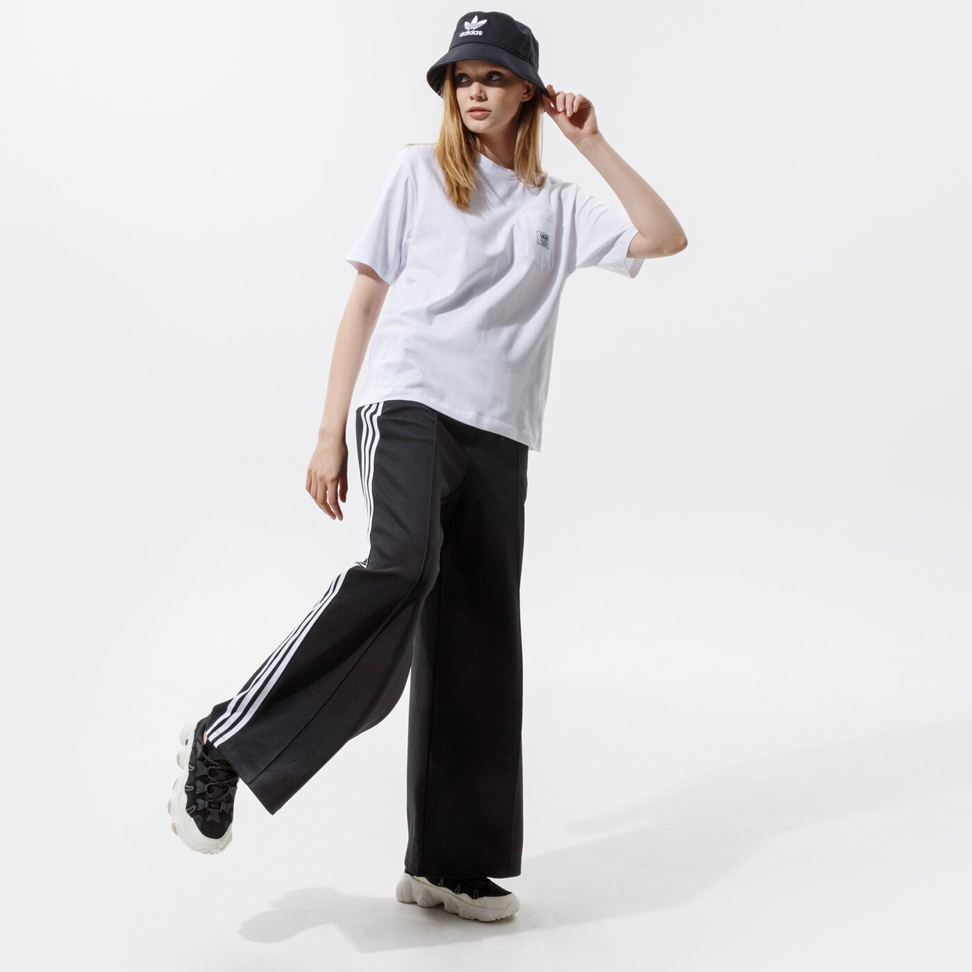 Дамска тениска VANS ТЕНИСКА WM WOVEN PATCH POCKET WHITE vn0a5i8fwht1 цвят бял