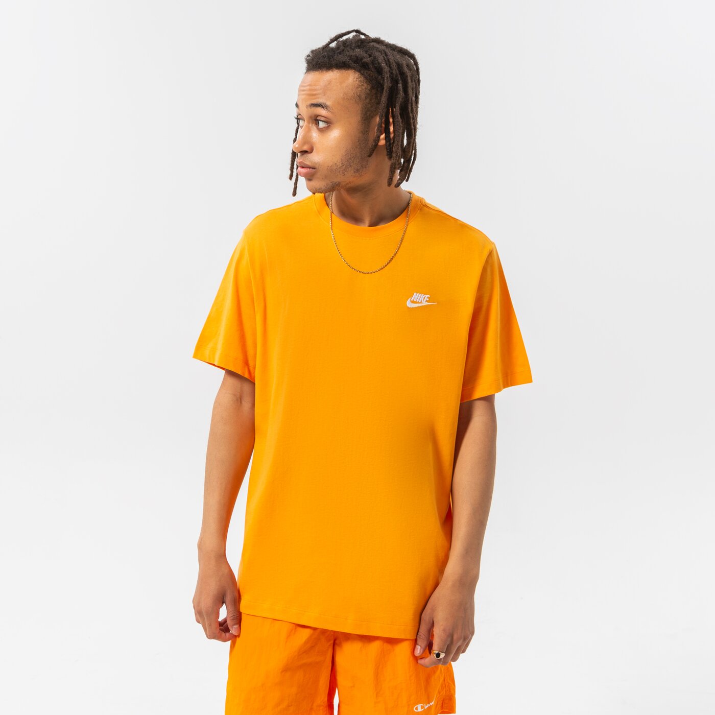 Мъжка тениска NIKE ТЕНИСКА NIKE SPORTSWEAR CLUB ar4997-887 цвят оранжев